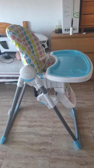 Trona de bebé con funda de lunares