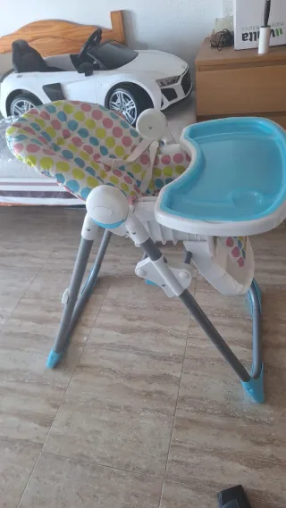 Trona de bebé con funda de lunares