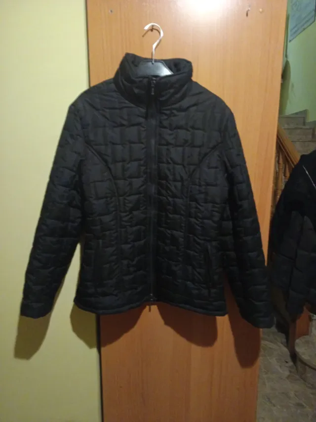 Chaqueta negra acolchada