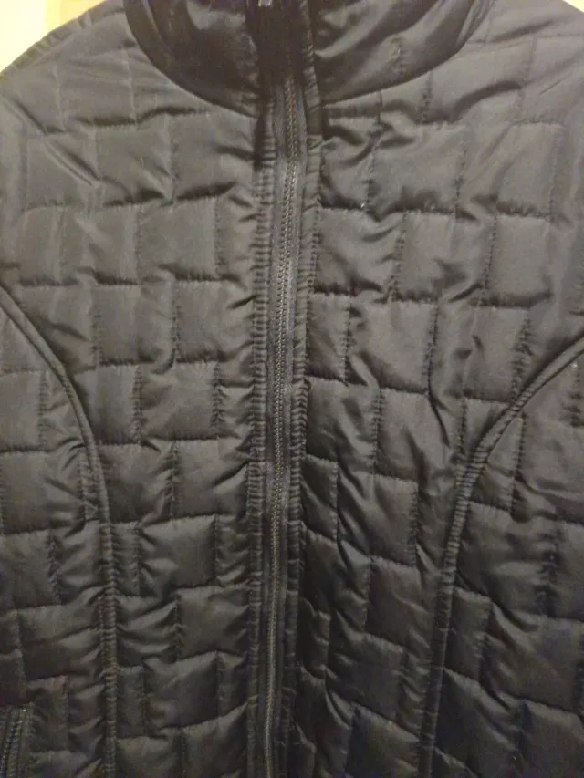 Chaqueta negra acolchada