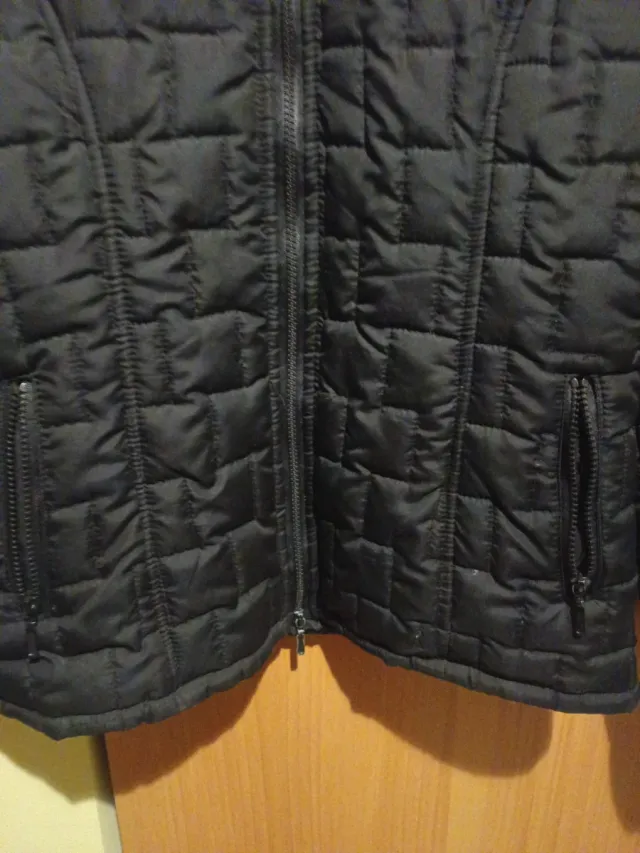 Chaqueta negra acolchada