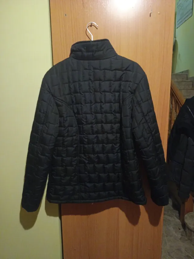 Chaqueta negra acolchada