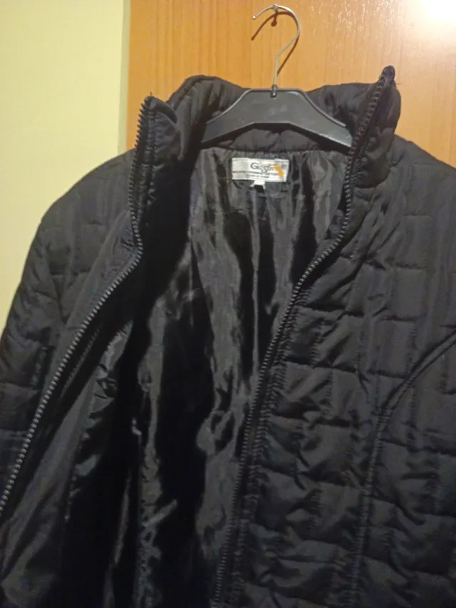 Chaqueta negra acolchada