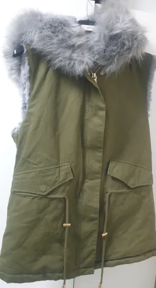 Chaleco verde militar con capucha