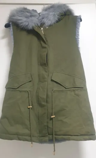 Chaleco verde militar con capucha