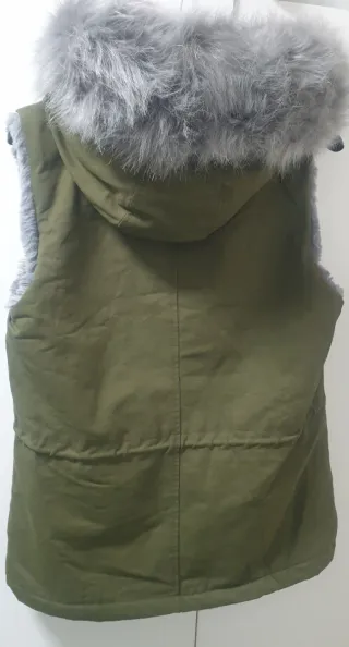 Chaleco verde militar con capucha