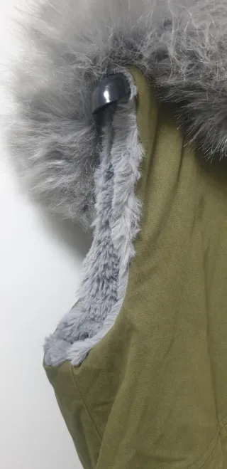 Chaleco verde militar con capucha