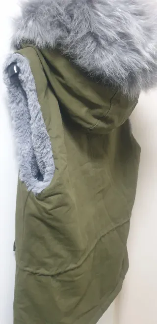 Chaleco verde militar con capucha