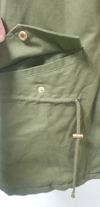 Chaleco verde militar con capucha