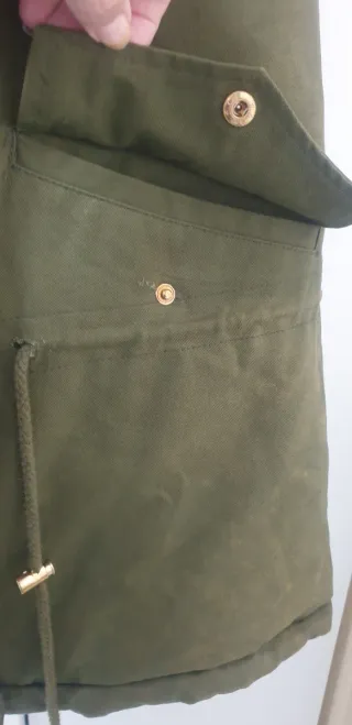 Chaleco verde militar con capucha