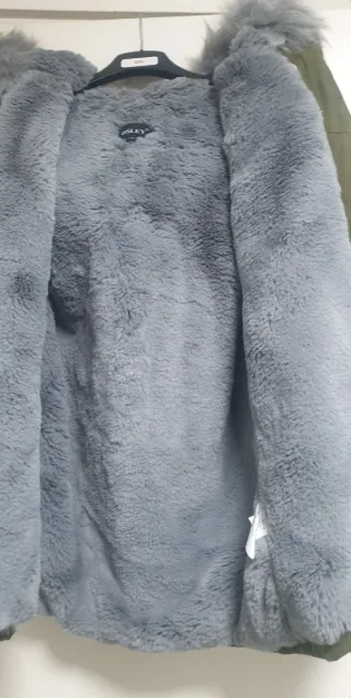 Chaleco verde militar con capucha