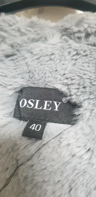 Chaleco verde militar con capucha