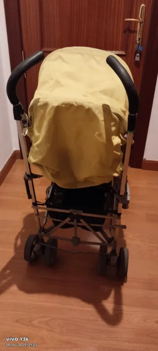 Carrito de bebé amarillo y gris