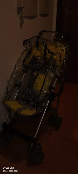 Carrito de bebé amarillo y gris