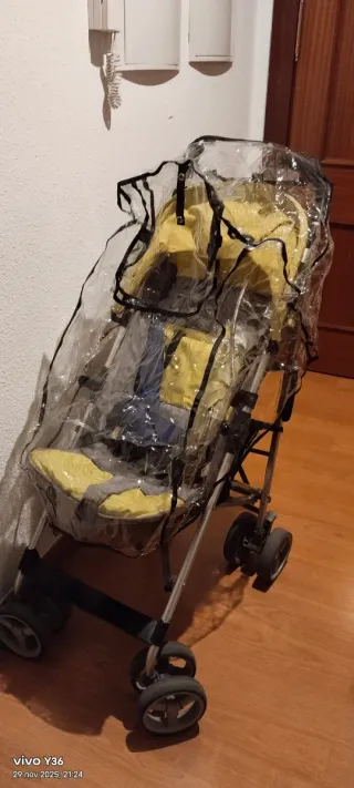 Carrito de bebé amarillo y gris
