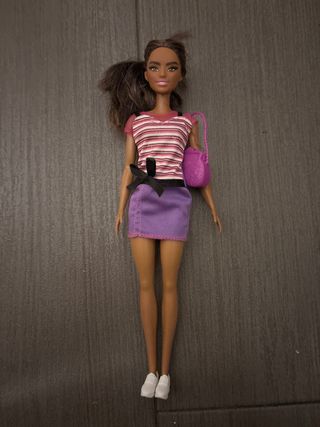 Muñeca Barbie hija Barbie con bolso y falda