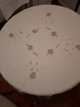 Tovaglia rotonda ricamata con 8 tovaglioli