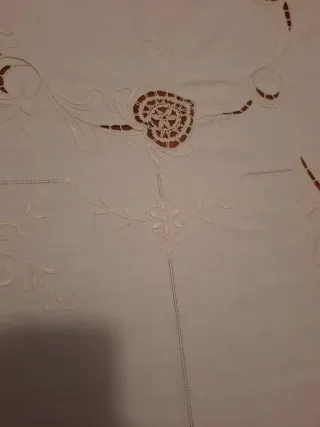 Tovaglia rotonda ricamata con 8 tovaglioli