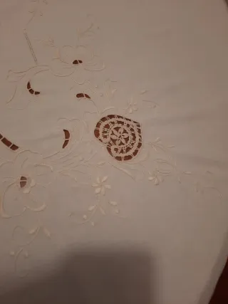 Tovaglia rotonda ricamata con 8 tovaglioli