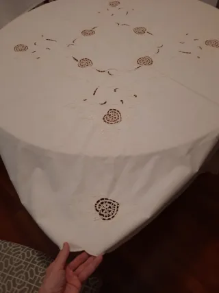 Tovaglia rotonda ricamata con 8 tovaglioli