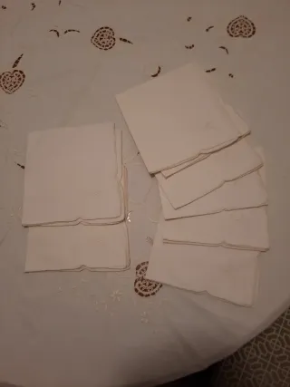 Tovaglia rotonda ricamata con 8 tovaglioli