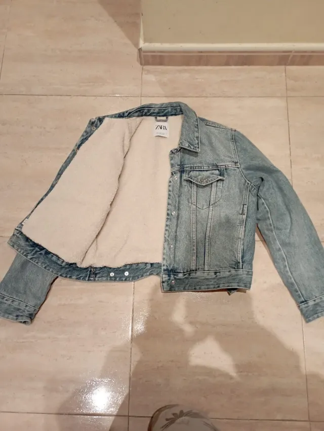 Cazadora Vaquera Zara Azul con borreguillo.