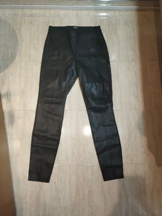 Pantalón efecto piel Zara Mujer Talla M