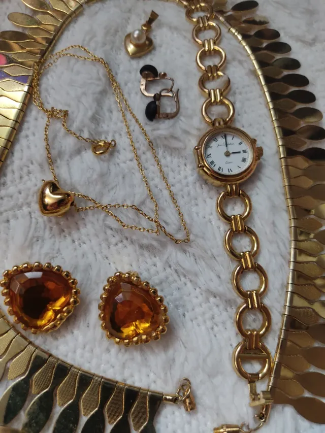 Lote de bijuterias antigas douradas com pedras âmbar