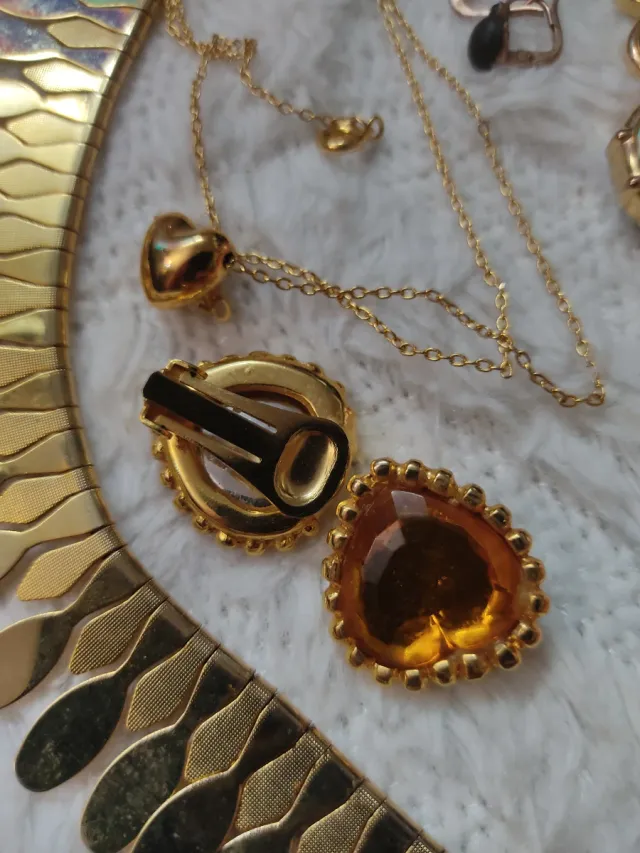 Lote de bijuterias antigas douradas com pedras âmbar
