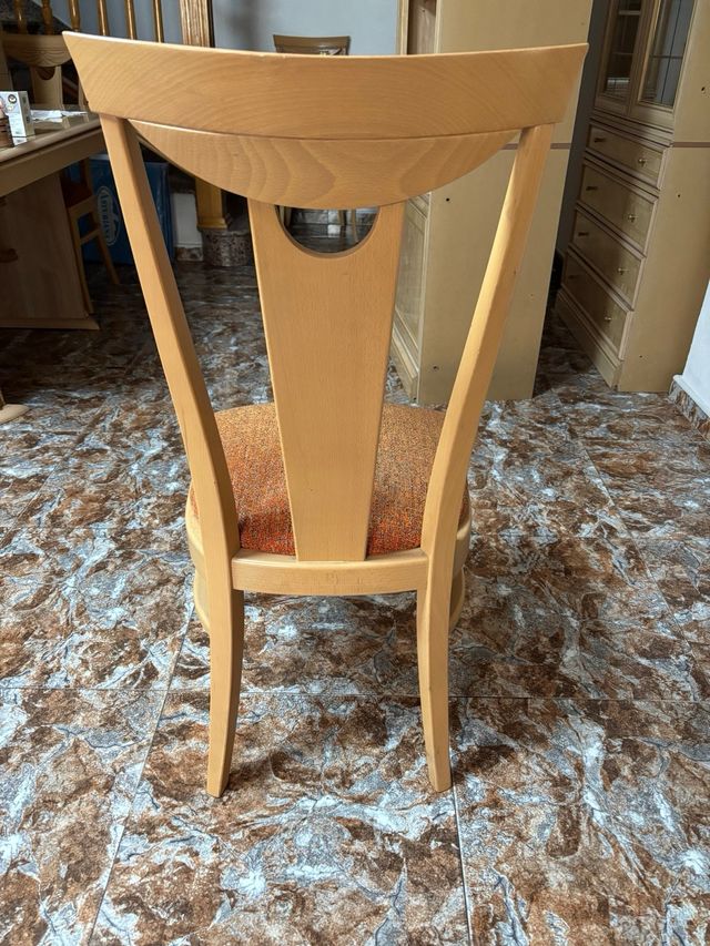 Sillas de madera con asiento de tela