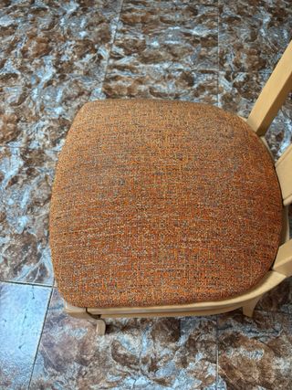 Sedie in legno con sedile in tessuto