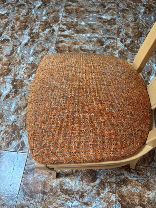 Sillas de madera con asiento de tela