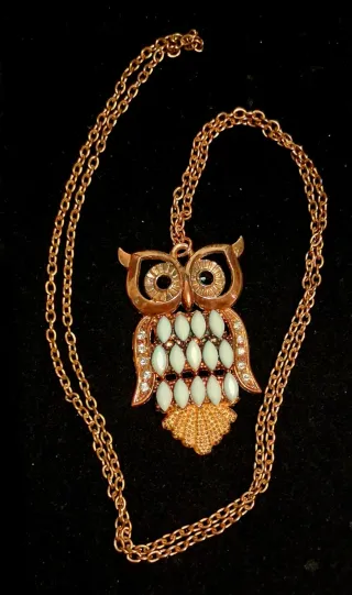 Collana con pendente gufo, oro rosso e strass