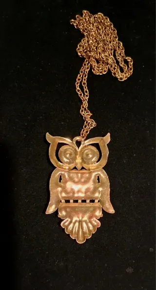 Collana con pendente gufo, oro rosso e strass