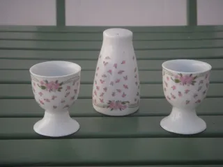 Set vintage porcellana con uova e sale con motivo floreale