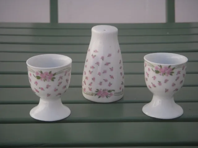 Set vintage porcellana con uova e sale con motivo floreale
