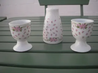 Set vintage porcellana con uova e sale con motivo floreale