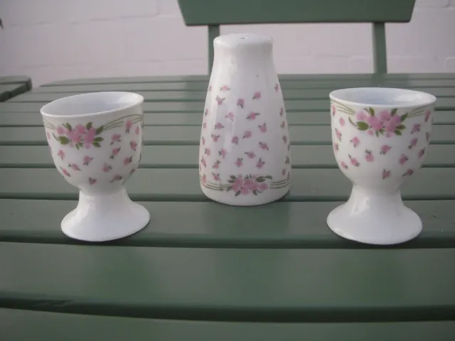 Set vintage porcellana con uova e sale con motivo floreale
