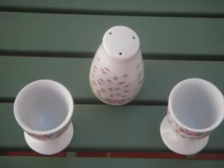 Set vintage porcellana con uova e sale con motivo floreale