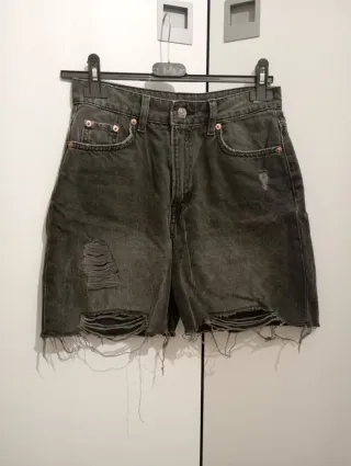 Pantalón corto H&M negro roto
