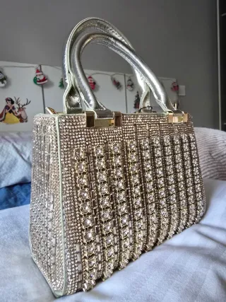 Bolso y cartera brillante de lujo con pedrería