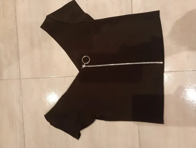 Camiseta negra con cremallera