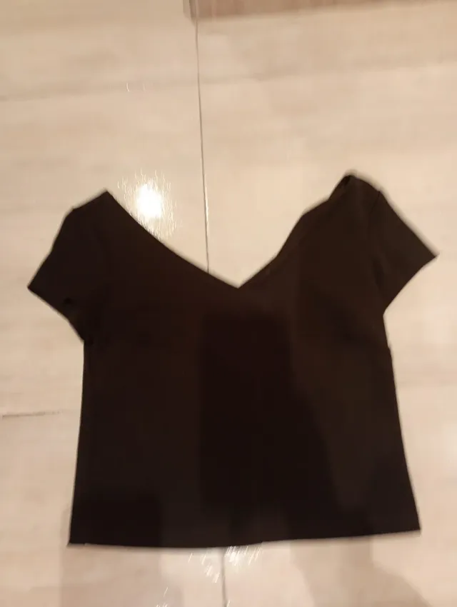 Camiseta negra con cremallera