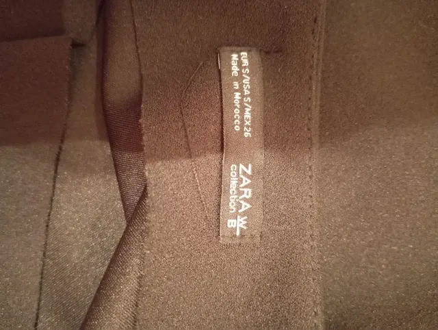 Camiseta negra con cremallera