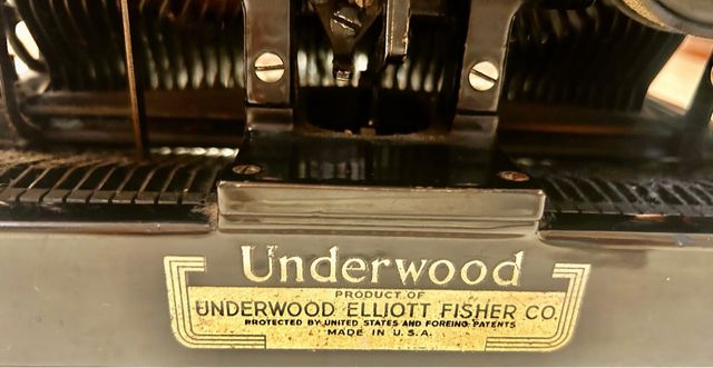 Vecchia macchina da scrivere Underwood