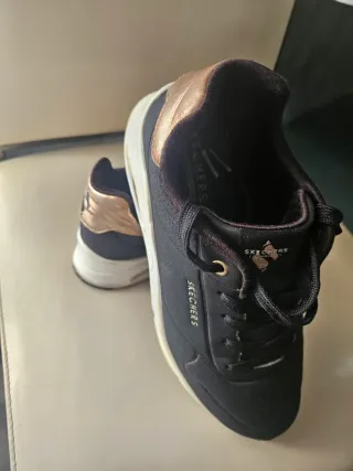 Deportivas Skechers Mujer Negro y Dorado