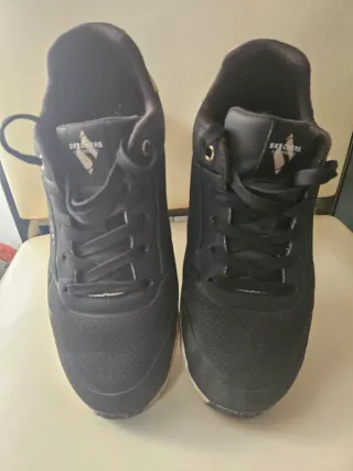 Deportivas Skechers Mujer Negro y Dorado