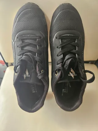 Deportivas Skechers Mujer Negro y Dorado