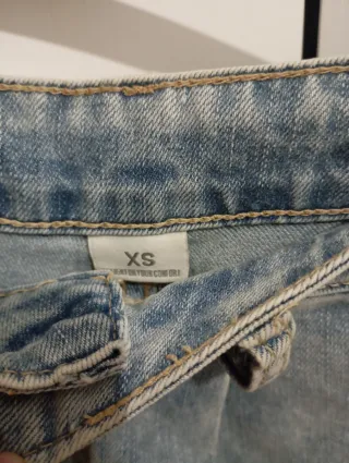 Pantalón corto vaquero desgastado