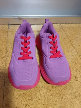 Zapatillas deportivas moradas y rosas